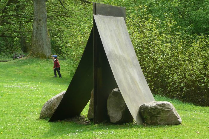 Lee_Ufan_Relatum_with_four_stones_and_four_irons_1978