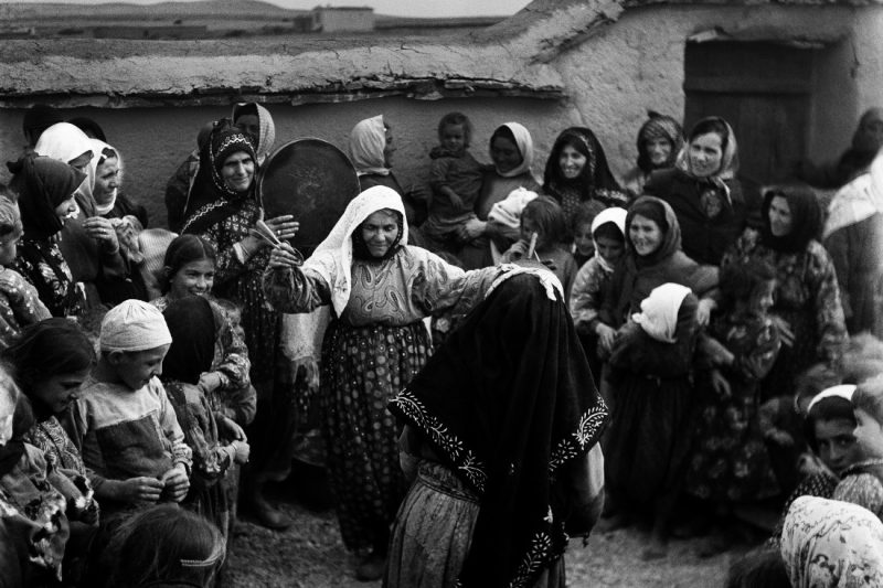 Köy meydanında göbek atan kadınlar